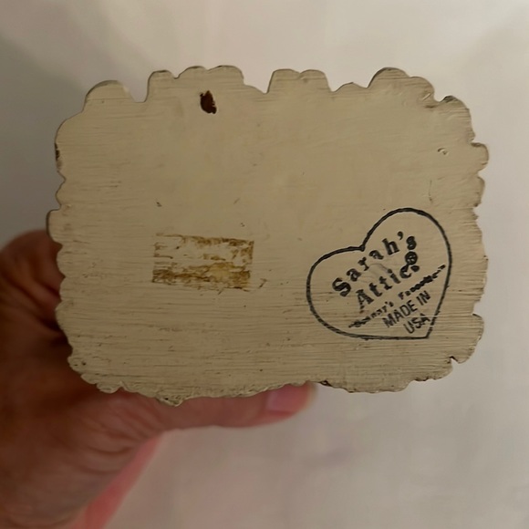 Sarah’s Attic Hattie Sitting on Chair Quilting. Dated 1990, Numbered 317/6000. - Picture 10 of 11